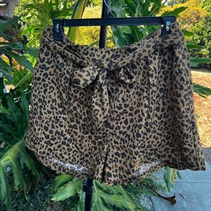 Leopard print tie front shorts